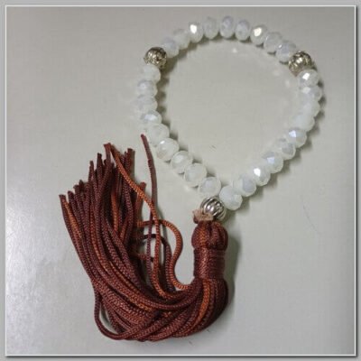 Pulseira Japamala 27 Contas de Resina Clara e Franja Marrom