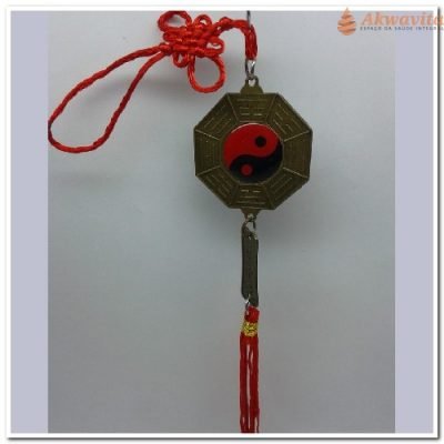 Talismã Chinês Com Espelho Baguá e Fitas Vermelhas 33x6cm