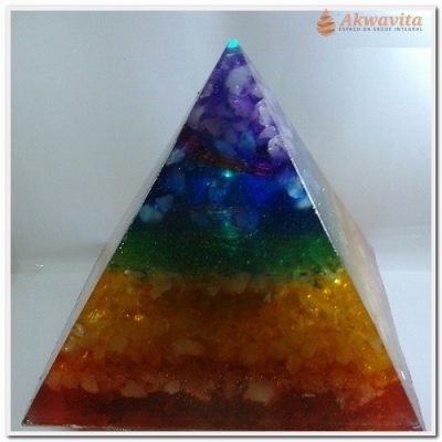 Transforme seu ambiente com energia equilibrada e harmonia para todos os chakras. Nossa pirâmide de orgonite de 23 cm é cuidadosamente feita em camadas com pedras selecionadas, proporcionando um efeito energético completo para corpo, mente e ambiente. Cada camada corresponde a um chakra específico, ajudando a alinhar e harmonizar suas energias.