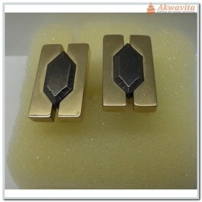 Abotoadura Dourada com Centro Hexagonal
