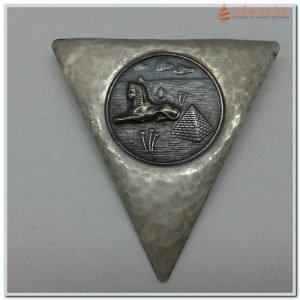 Broche Prata Triangular Com Esfinge e Pirâmide