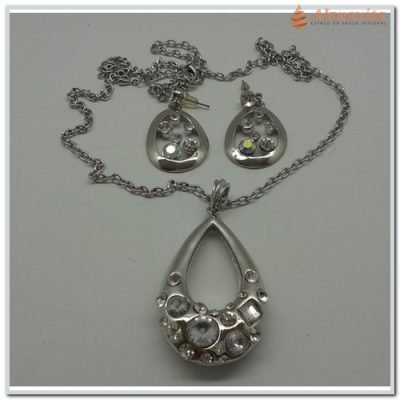 Conjunto Prateado de Colar e Brinco Strass em Gotas