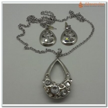 Conjunto Prateado de Colar e Brinco Strass em Gotas