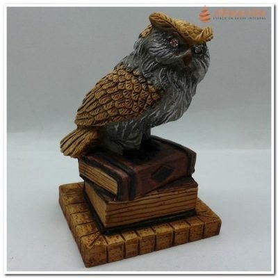 Coruja Em Resina Olhos de Strass sobre Livros Intuição