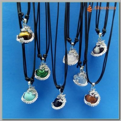 Pingente Pedras Diversas Bola com Dragão Prateado Cordão- Lj