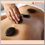 A Massagem com Pedras Quentes é Terapêutica e Relaxante