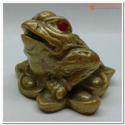Sapo Dourado Kaeru em Resina Olhos Vermelhos de Swarovski