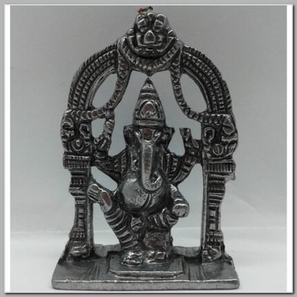 Ganesh no Altar de Metal Prateado 5x7cm 120 gramas