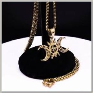 Corrente e Pingente Triluna Deusa Hecate Dourado 3cmx50cm