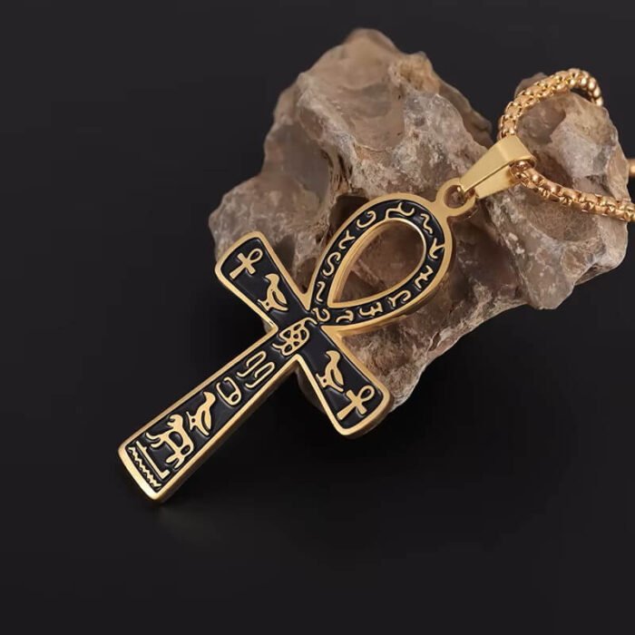 Corrente e Pingente Cruz Ansata Dourado com Preto Símbolos