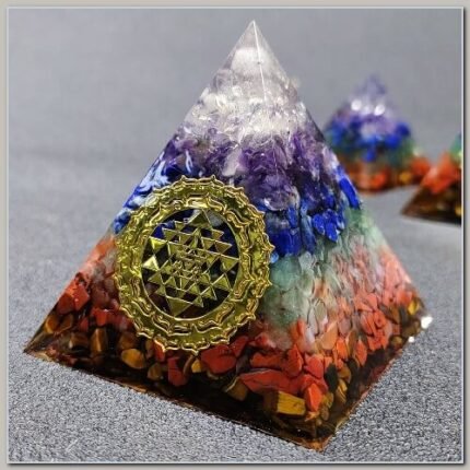 Pirâmide de Orgonite com Pedras dos Chakras Harmonia 5cm