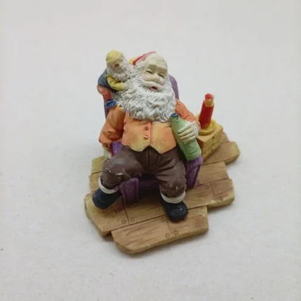 Natal Papai Noel Descansando com Duende em Resina 7x7cm