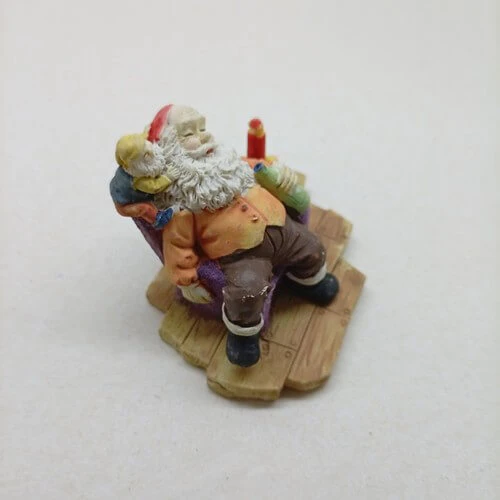 Natal Papai Noel Descansando com Duende em Resina 7x7cm