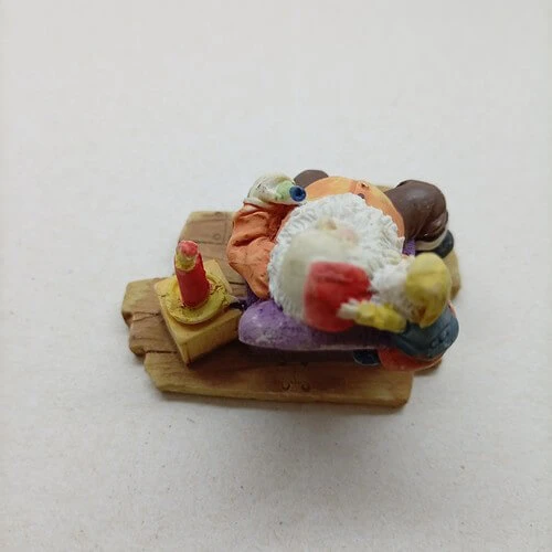 Natal Papai Noel Descansando com Duende em Resina 7x7cm